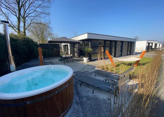 Luxe 4- Persoons Veluwelodge Met Hottub In Ermelo! بيت للعطل